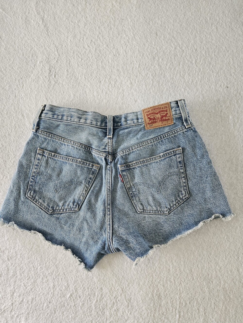 Levi's 501 Women's Shorts Size 28 - Picture 2 of 7